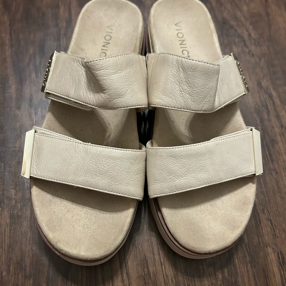 Vionic Brandie platform sandal